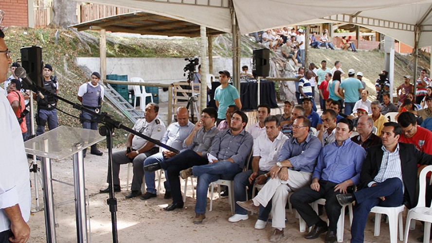 Prefeito Rogério Cruz em discurso no Parque de Exposição