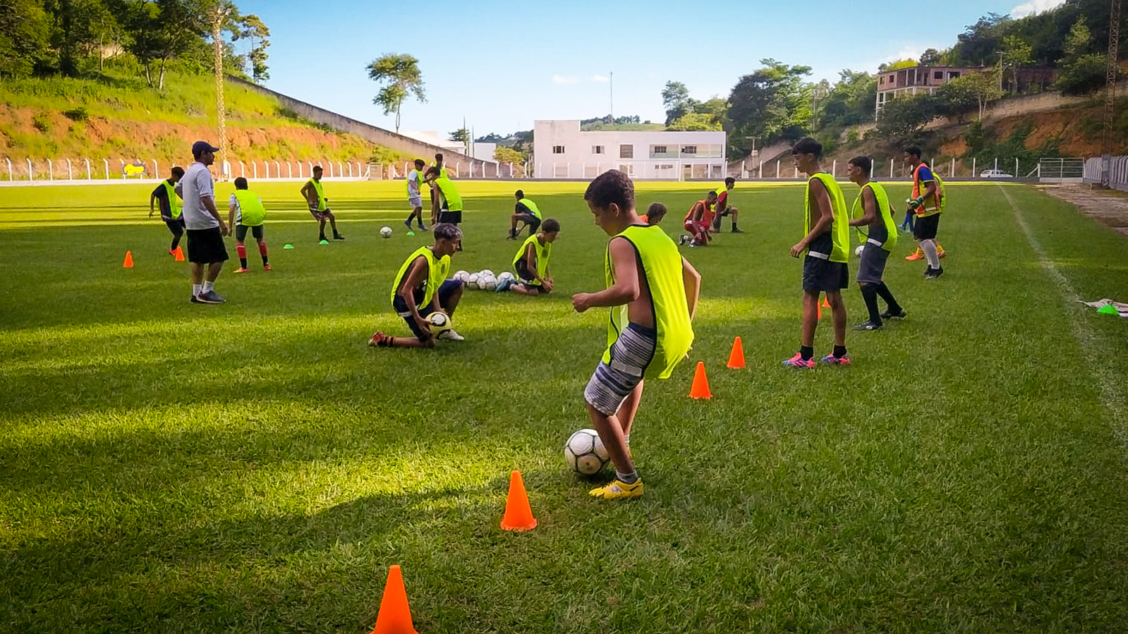 Escolinha de futebol da FME anima crianças e adolescentes