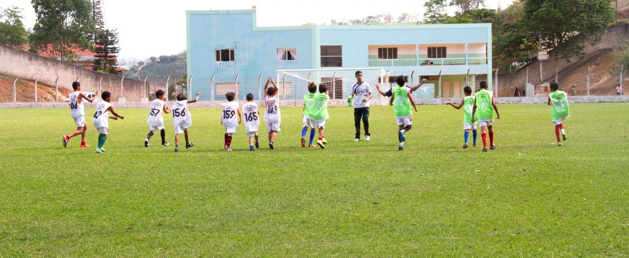 Crianças e jovens podem participar de aulas gratuitas de futebol