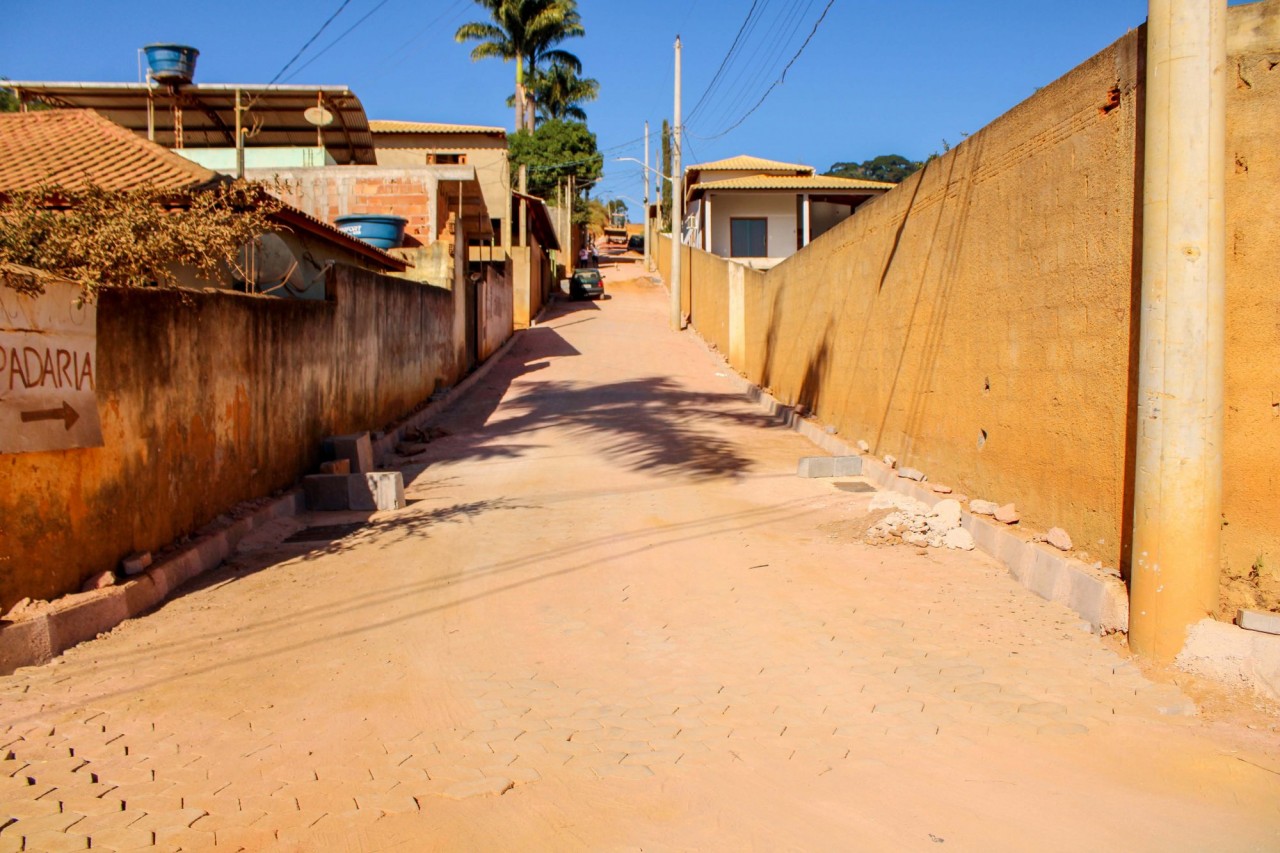 Prefeitura está calçando mais uma rua na Vila dos Guedes
