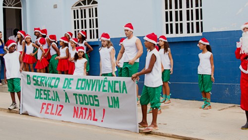 Caminhada e cantata com Papai Noel reuniu crianças nas ruas de Iúna