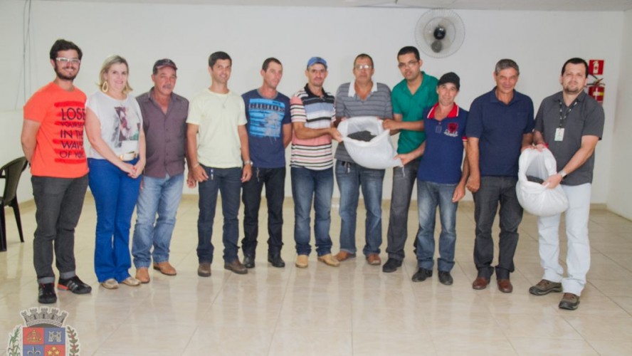 Foram distribuídos 500 kg de feijão, do tipo BRS Esplendor, para 50 produtores do município
