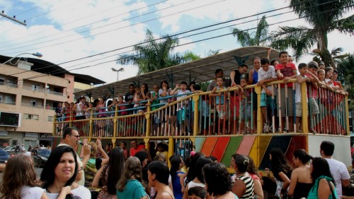 Centenas de crianças participam do Natal luz em Iúna