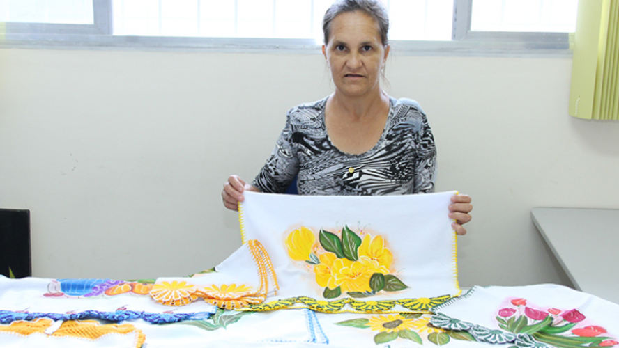 Nilza Matias dos Passos aprendeu a técnica de pintura em tecido e seu trabalho faz sucesso em outras cidades