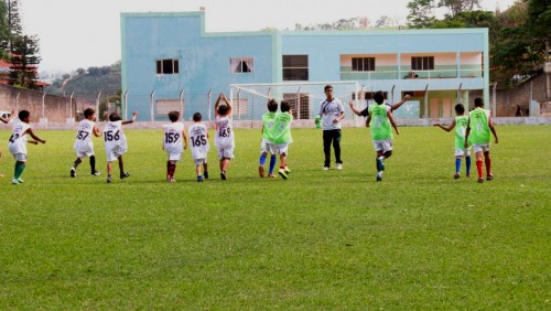 Aulas de futebol de campo gratuitas para crianças e adolescentes