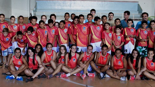 Escolinhas de futsal e handebol atendem mais de 150 jovens