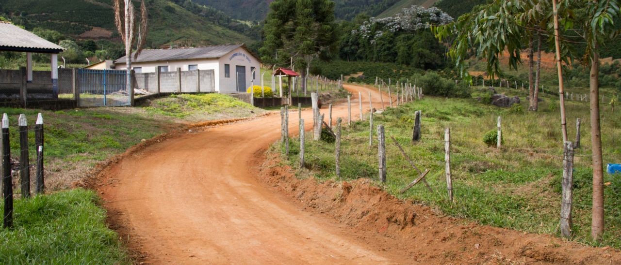 Prefeitura realiza melhorias nas estradas da Serrinha e Barro Branco