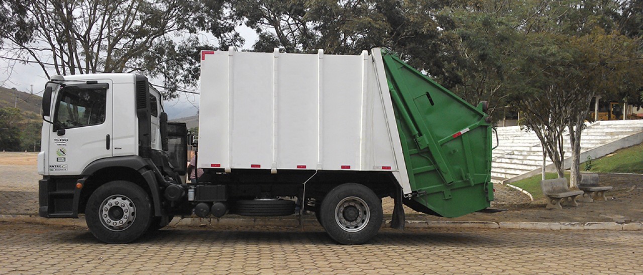 PMI adquire caminhões para garantir limpeza do município