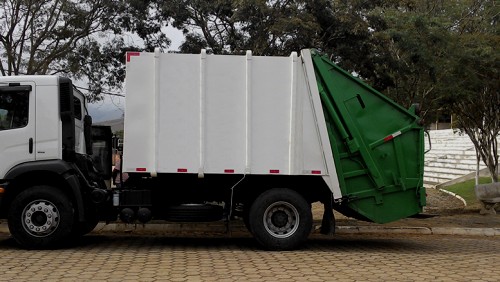 PMI adquire caminhões para garantir limpeza do município