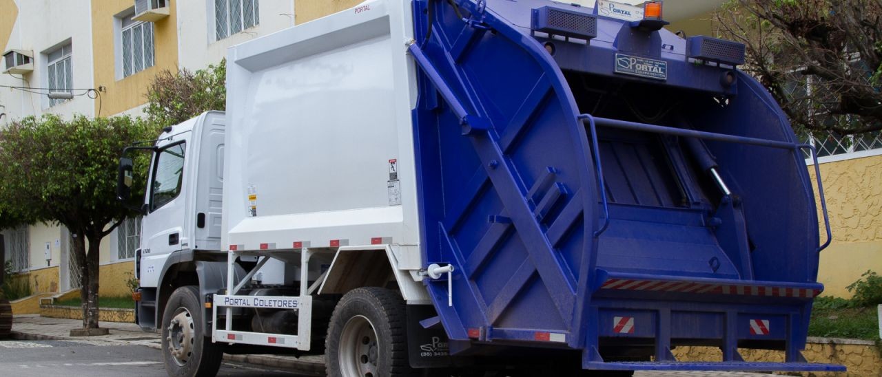 Novos caminhões compactadores reforçam serviço de limpeza pública