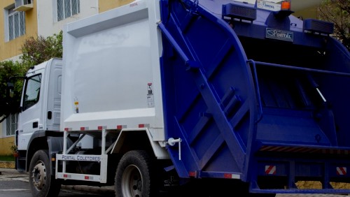 Novos caminhões compactadores reforçam serviço de limpeza pública