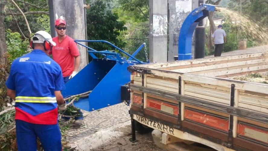Serviços urbanos: máquina trituradora auxilia no trabalho de poda de árvores