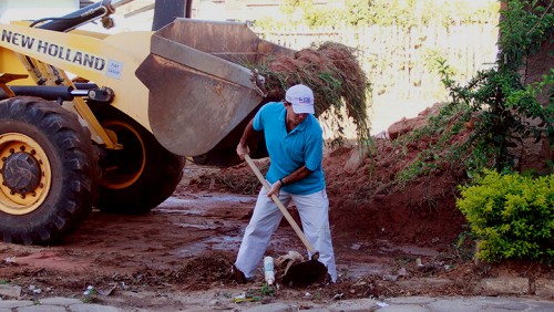 Prefeitura realiza mutirão de limpeza na cidade
