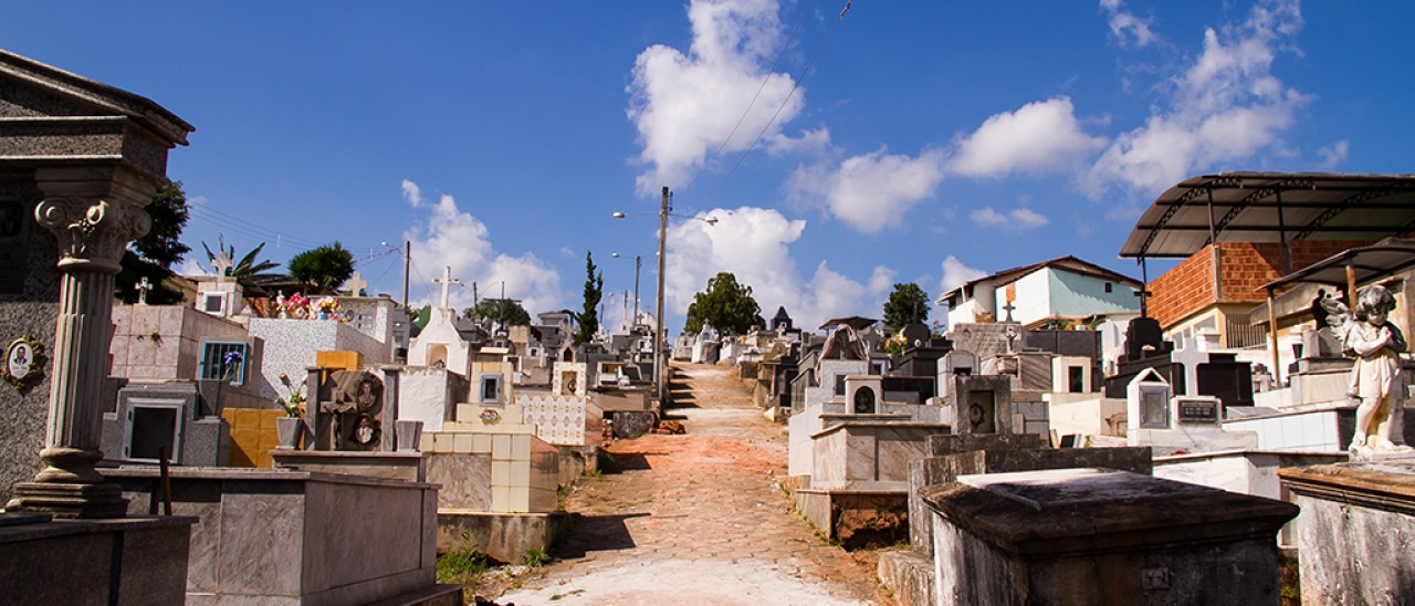 Prefeitura realiza limpeza e manutenção do cemitério municipal