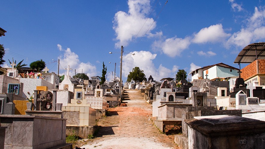 Prefeitura realiza limpeza e manutenção do cemitério municipal