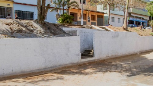 Canteiro da Rua São Cristóvão ganha novo muro e escada de acesso