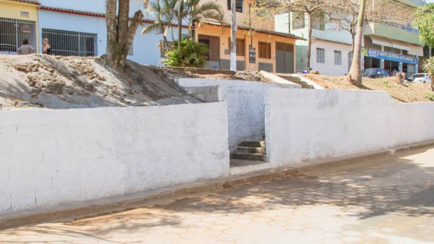 Canteiro da Rua São Cristóvão ganha novo muro e escada de acesso às vias