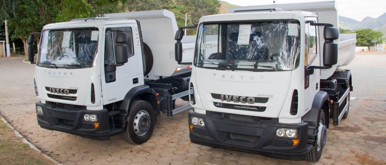 Dois novos caminhões-caçamba reforçam a frota da limpeza pública