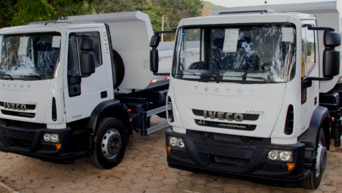 Dois novos caminhões-caçamba reforçam a frota da limpeza pública