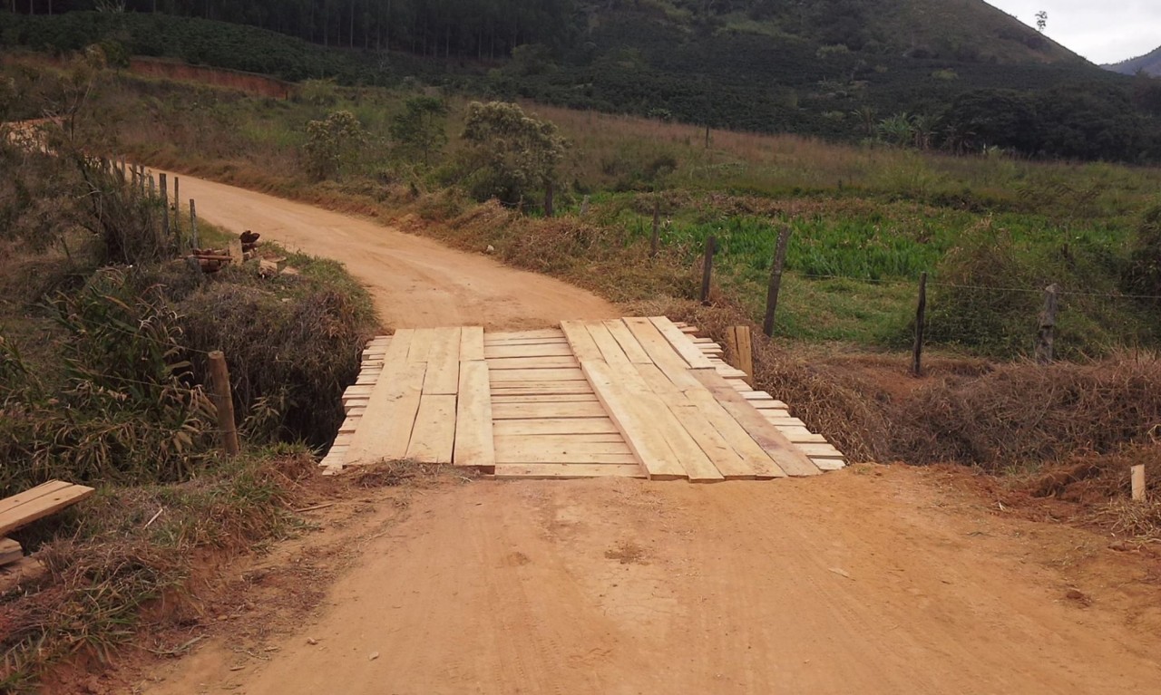 Prefeitura constrói ponte na localidade de Cruz Coberta