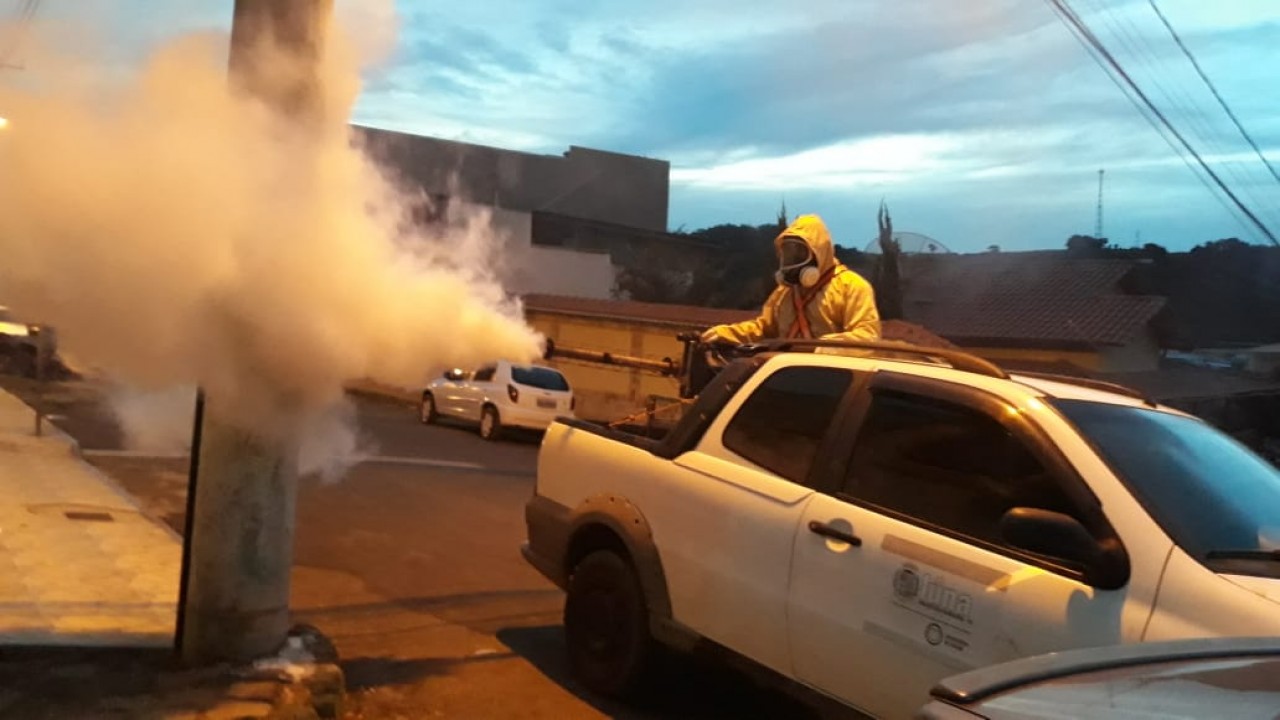 Fumacê passa por ruas de Iúna para reforçar combate contra a dengue