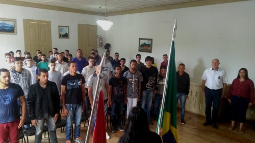 Jovens iunenses prestam Juramento à Bandeira do Brasil