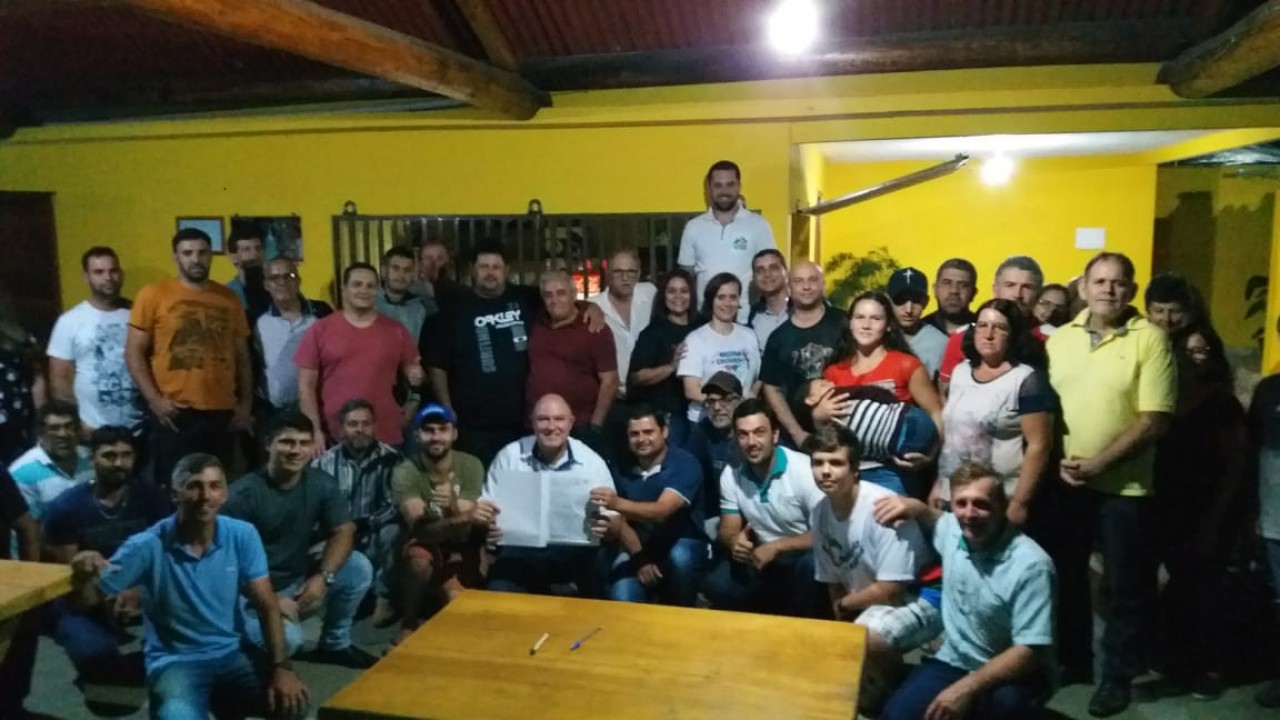 Munícipes assinam Ordem de Serviço para execução de calçamento rural na Comunidade de Rio Claro