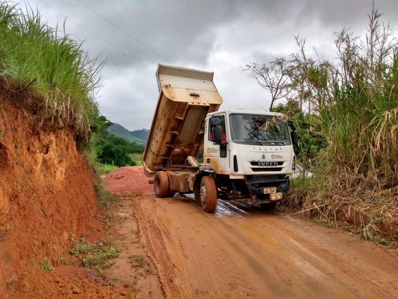 Secretaria de Agricultura e Agronegócio realiza melhoria nas estradas que dão acesso ao Córrego do Laje