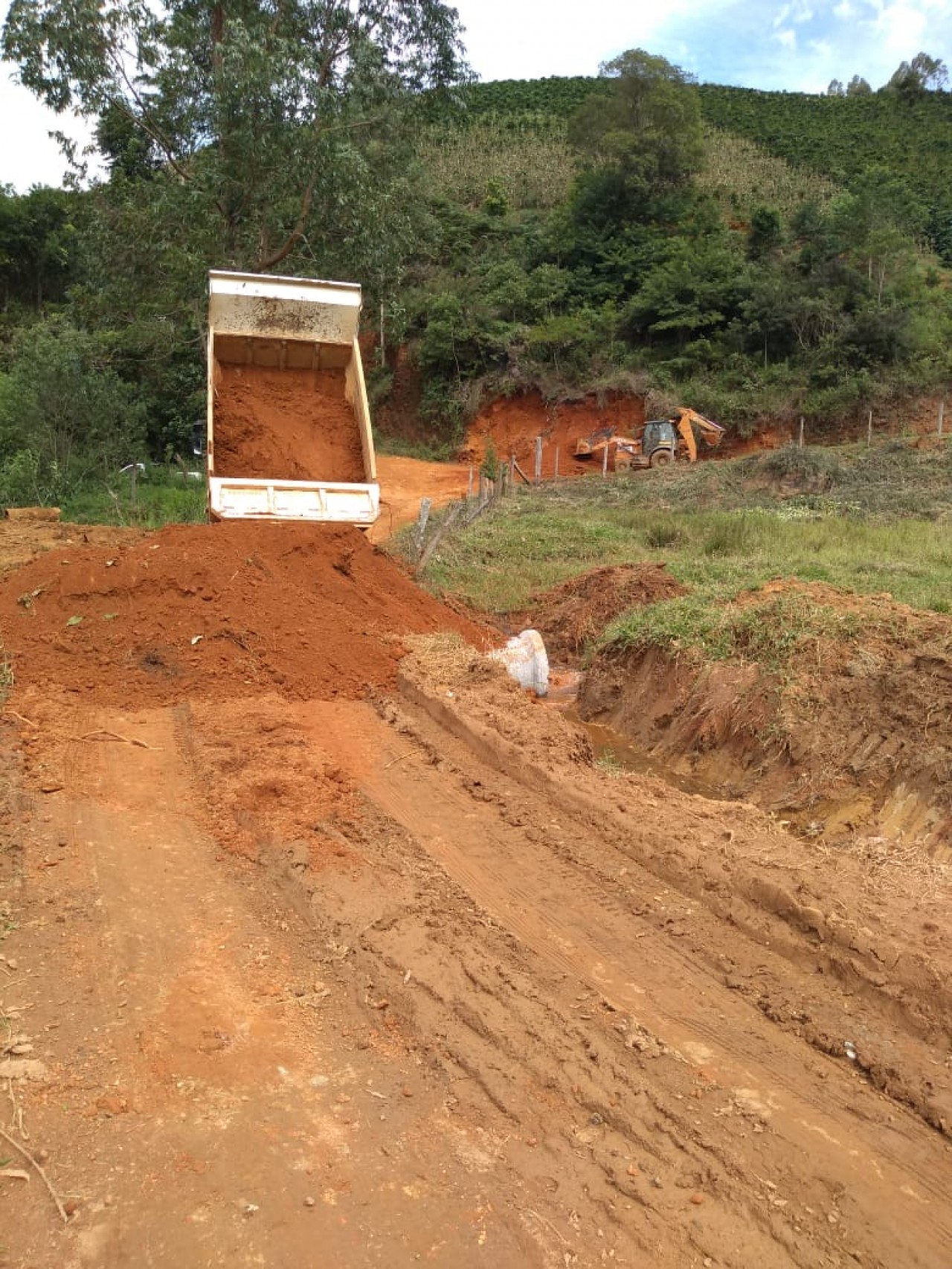 Construção de bueiro para melhorar escoamento da água das chuvas e conservar estradas rurais