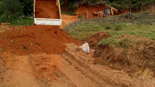 Construção de bueiro para melhorar escoamento da água das chuvas e conservar estradas rurais