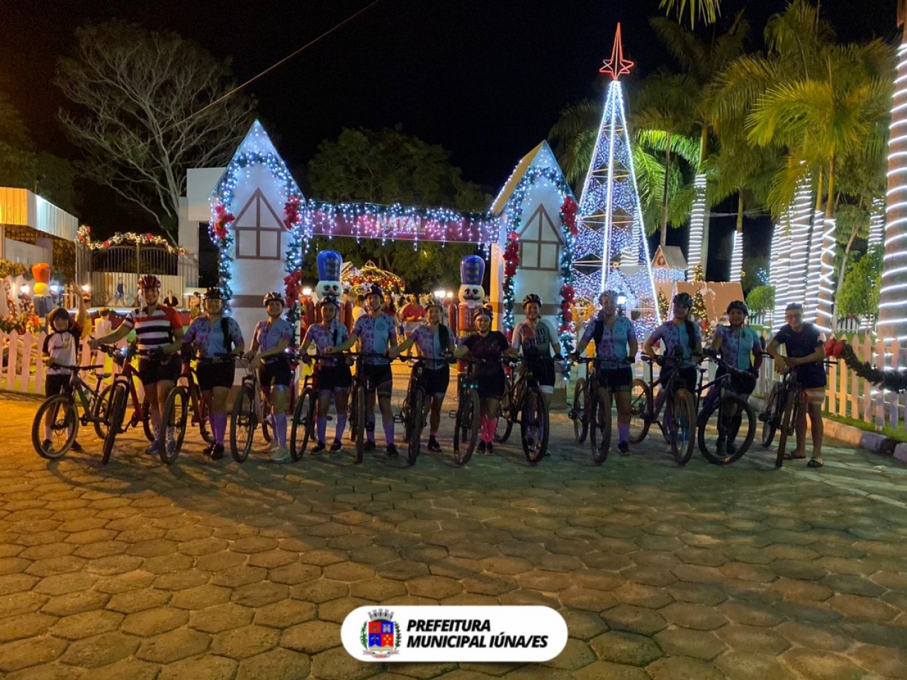 Grupo de ciclistas do “Pedal Nada Frágil” faz passeio por Iúna e visitam Vila Encantada do Papai Noel