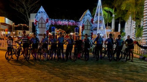 Grupo de ciclistas do “Pedal Nada Frágil” faz passeio por Iúna e visitam Vila Encantada do Papai Noel