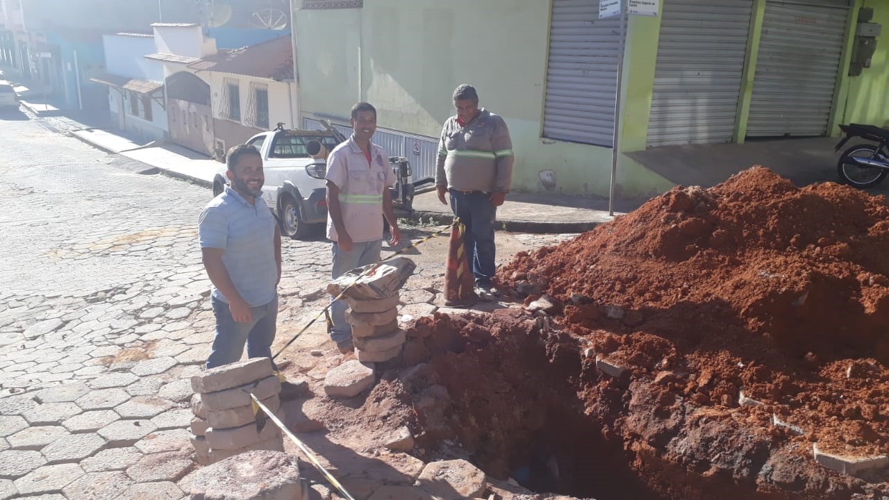 Prefeitura realiza reparo na rua Francisco Augusto Castro