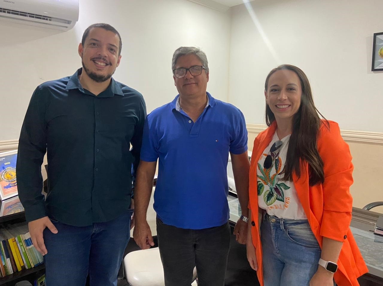 Prefeito Romário Batista Vieira se reúne com representantes do Banco Banestes agência Iúna