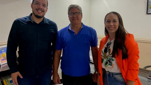 Prefeito Romário Batista Vieira se reúne com representantes do Banco Banestes agência Iúna