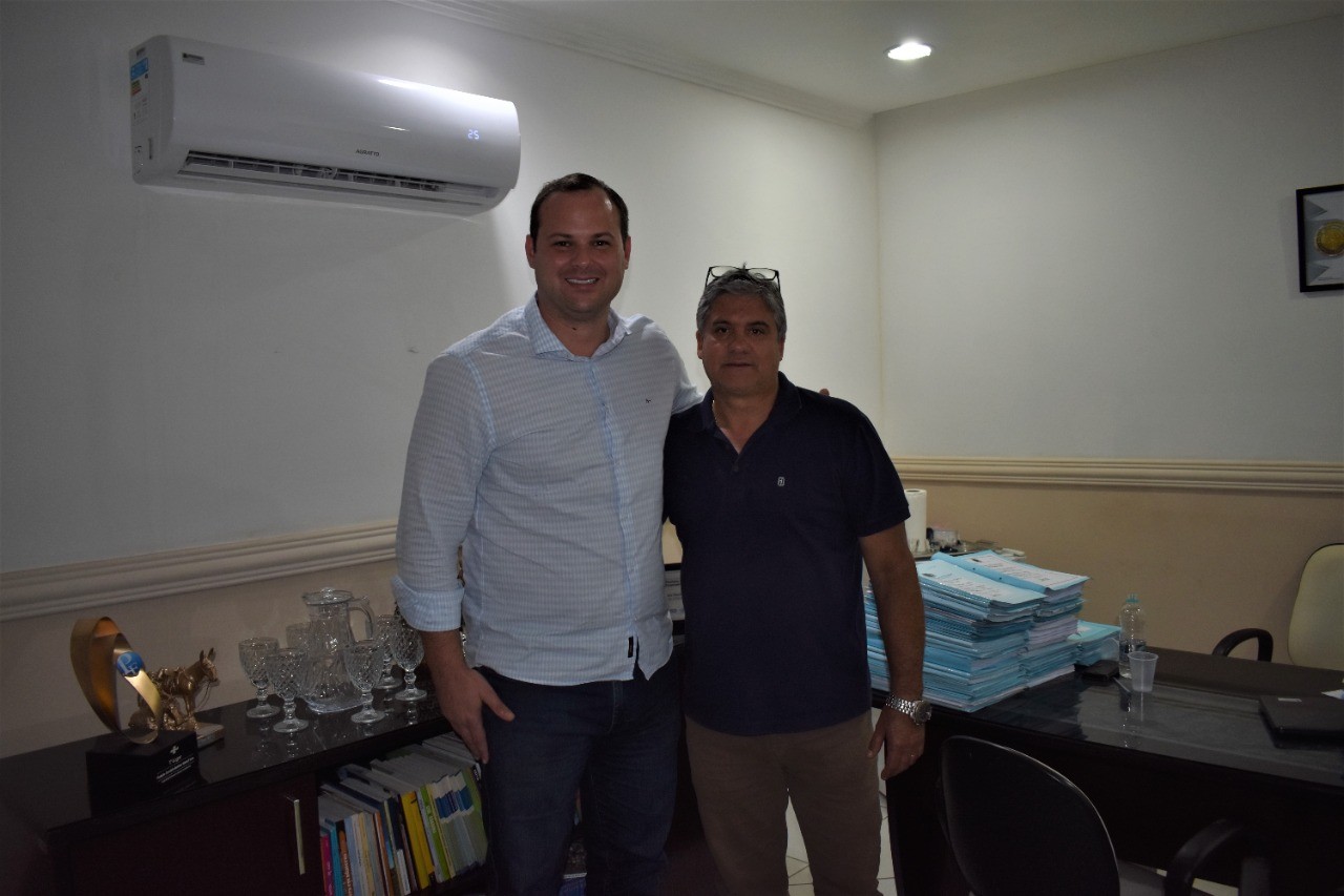 Romário Batista recebe visita do vice-prefeito de Vila Velha, Victor Linhalis.