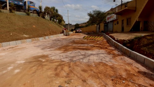 OBRA 108 - Prefeitura dá início a pavimentação na comunidade Córrego do Recreio