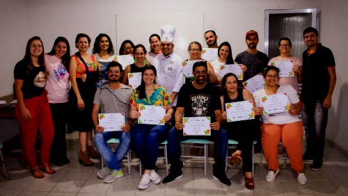 Grupo de alunos se forma no curso gratuito de Cozinha Italiana em Iúna