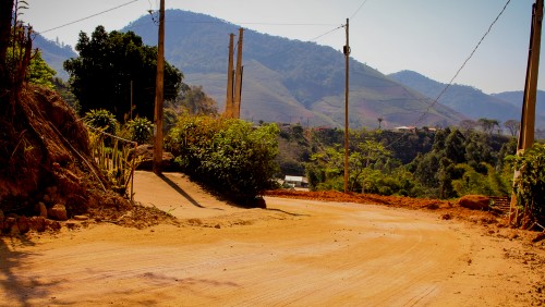 OBRA 120 - Ruas da comunidade Rio Claro recebe melhorias para início de pavimentação