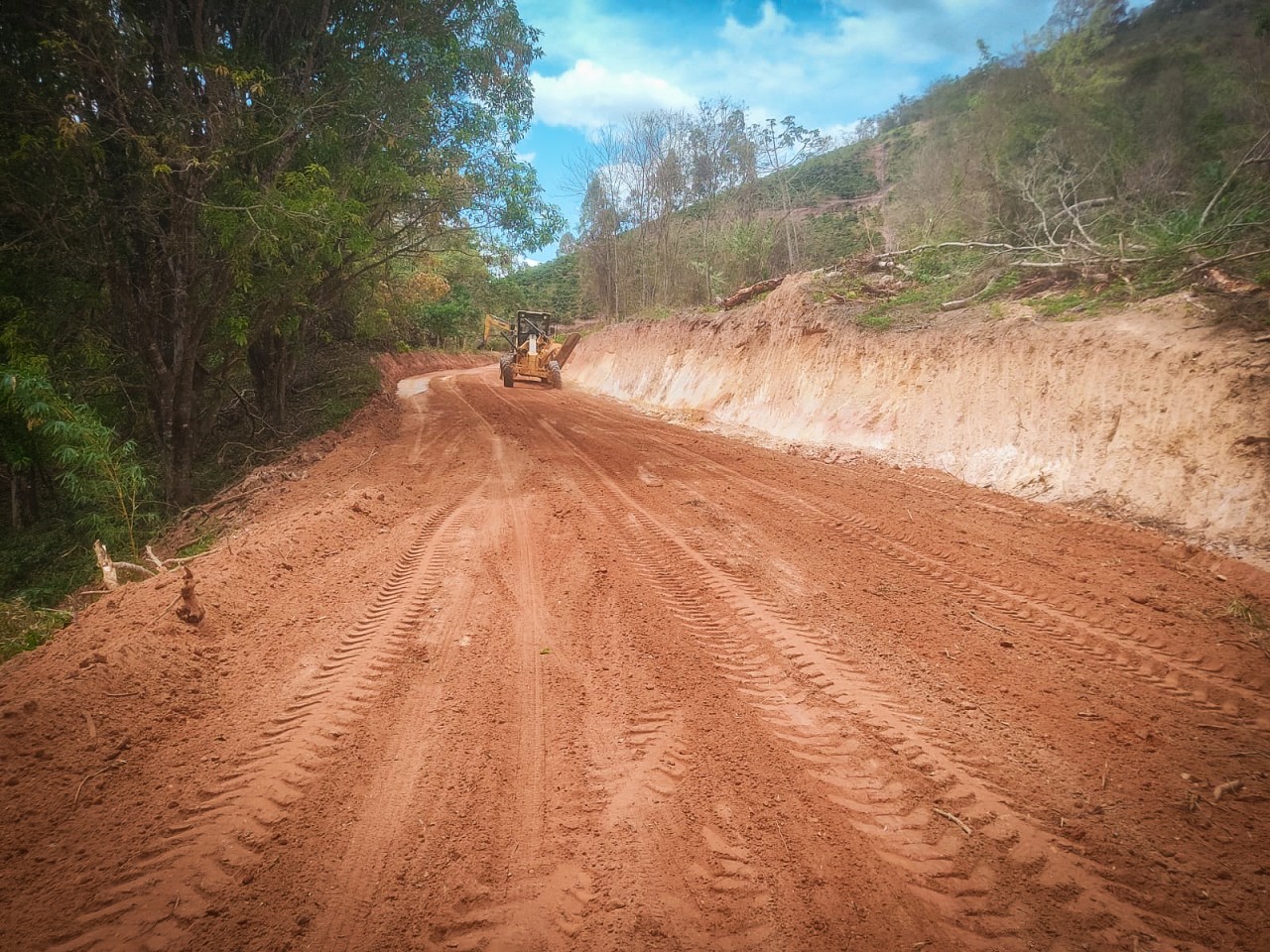 OBRA 121 - Estradas da Comunidade Tinguaciba recebe melhorias para início de asfaltamento