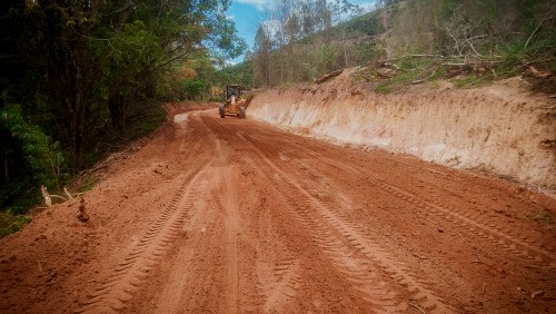 OBRA 121 - Estradas da Comunidade Tinguaciba recebe melhorias para início de asfaltamento