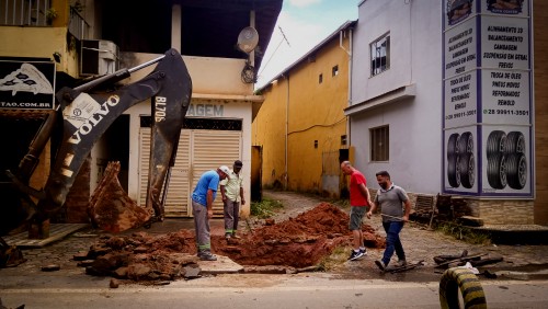 Prefeitura de Iúna continua com manutenção da rede pluvial