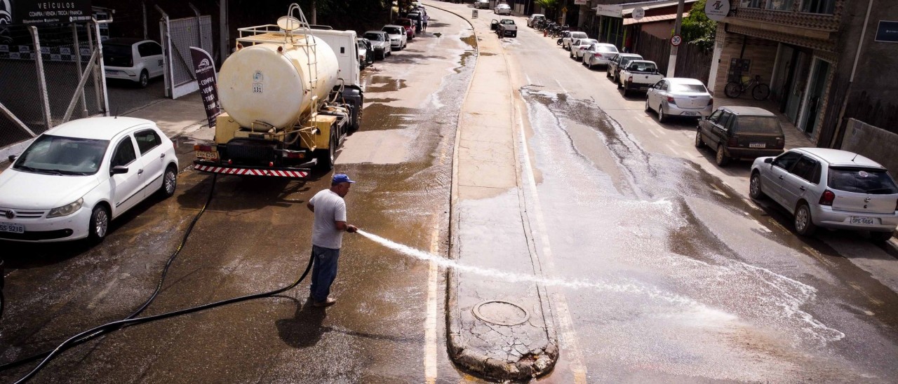 Ruas do município estão sendo lavadas