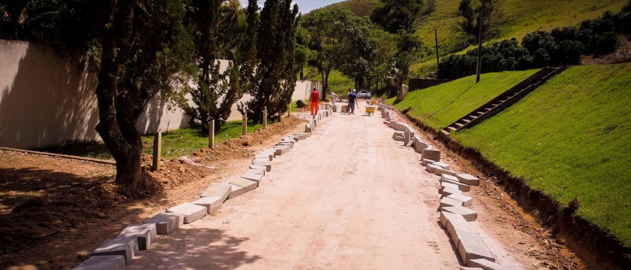 Estrada de acesso à fábrica Iunin Laticínios está sendo pavimentada