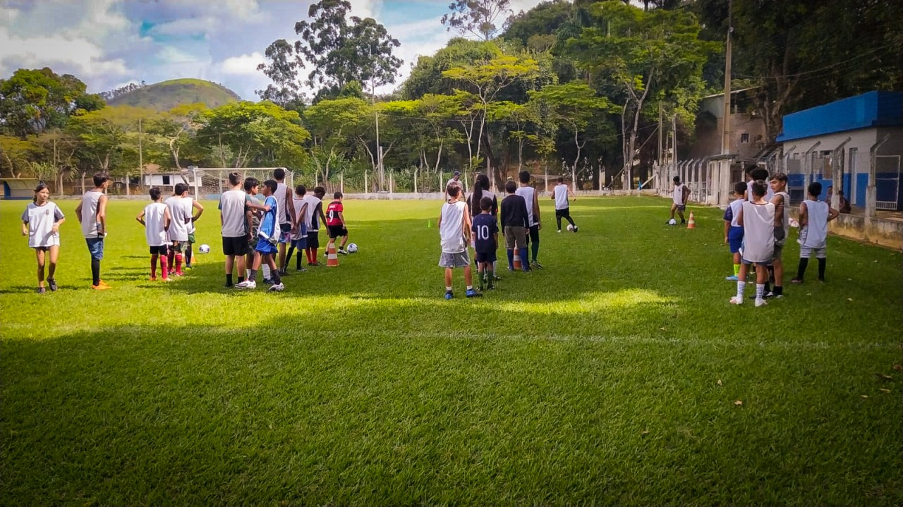 Escolinha de Futebol começa o treinamento com crianças de Pequiá e Nossa Senhora das Graças
