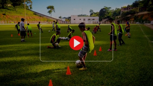 Escolinha de futebol já iniciou os treinos com crianças e adolescentes