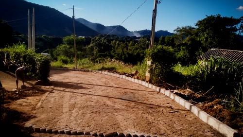 Pavimentação na comunidade Rio Claro já está 75% concluída
