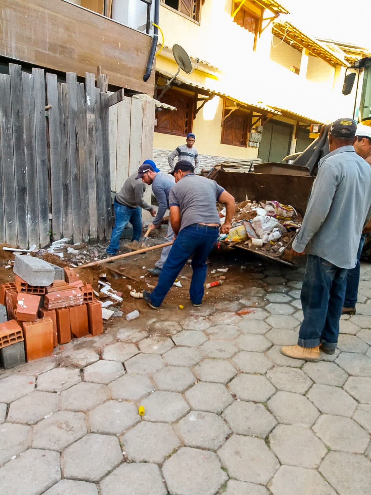 Prefeitura retira entulhos do bairro Quilombo
