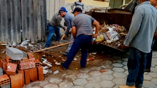 Prefeitura retira entulhos do bairro Quilombo