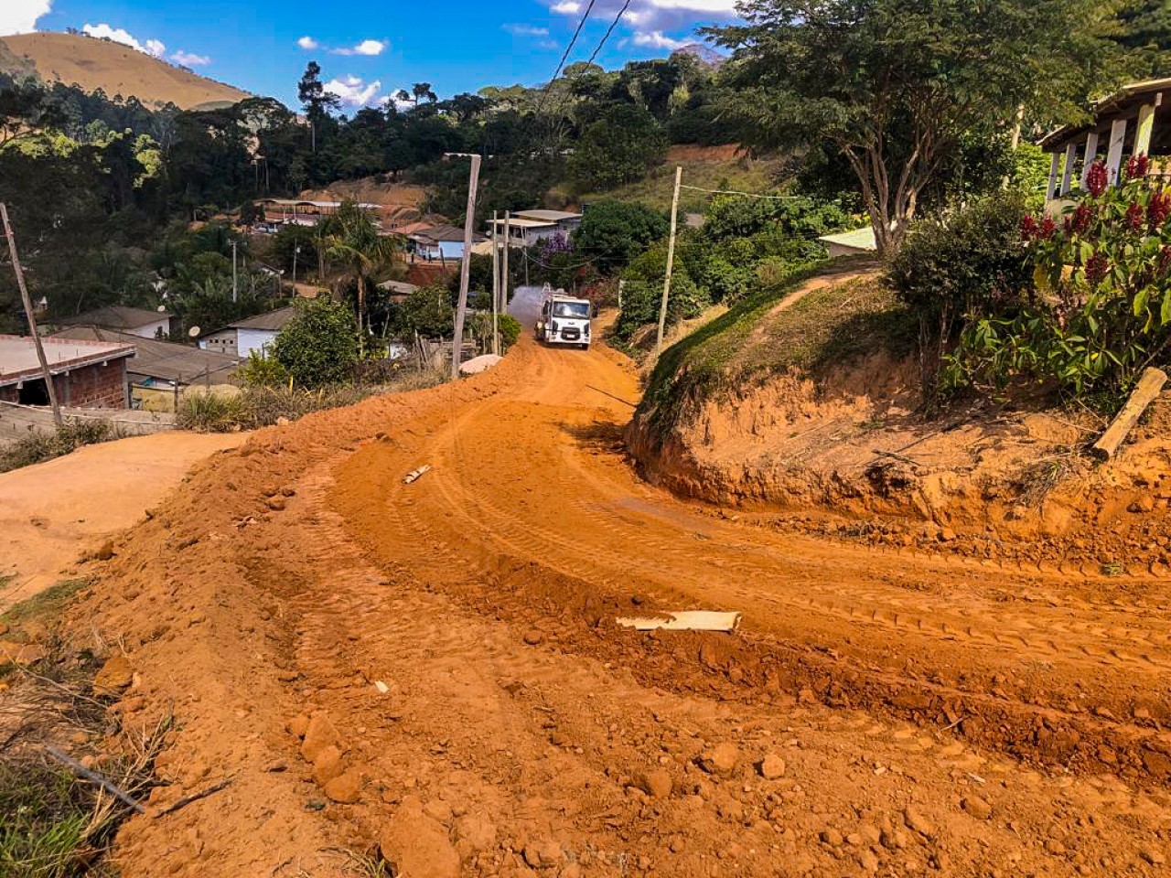 Estrada da Comunidade São Cristóvão recebe melhorias para início de pavimentação